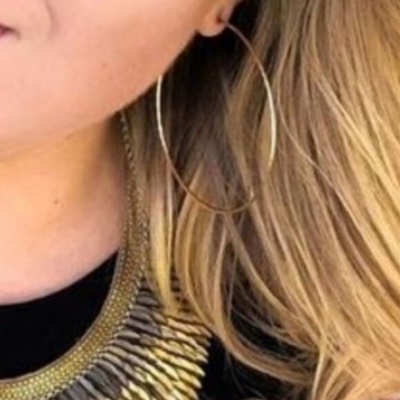 Stella & Dot Gold Hammered Wire Hoop Earrings Large EUC - Picture 2 of 10